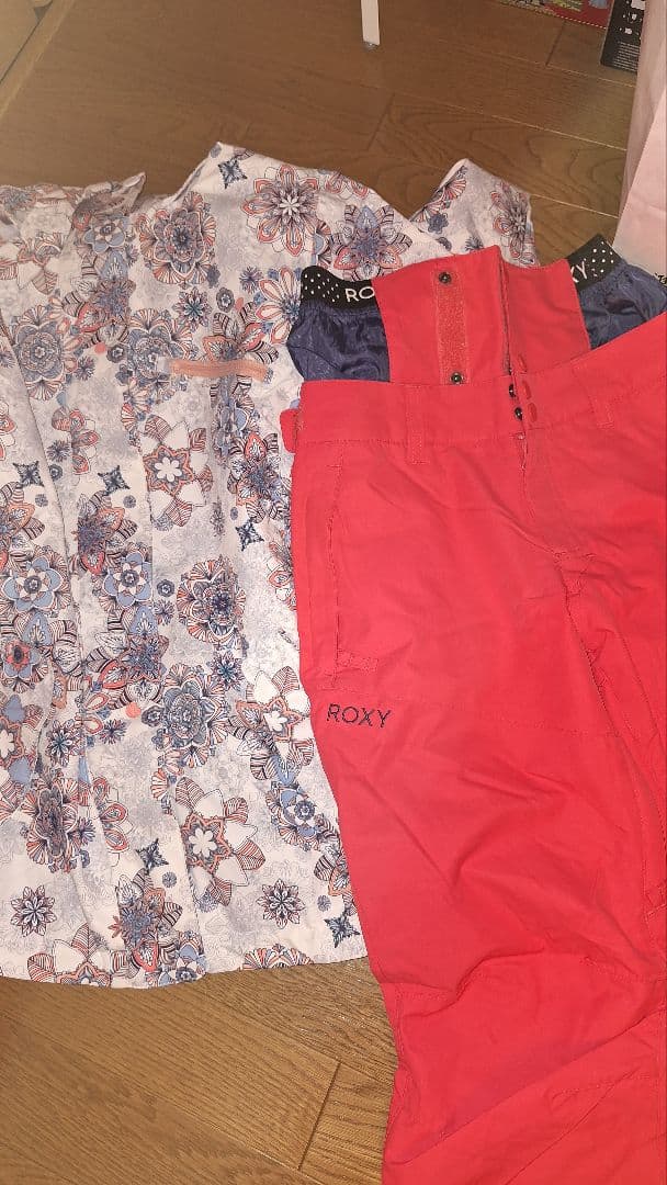 ROXY 上下スノーボードウェア スキーウェア 花柄 ピンク ホワイト ROXY ロキシー ウィンタースポーツ スノボー スキー ウェア 花柄 M