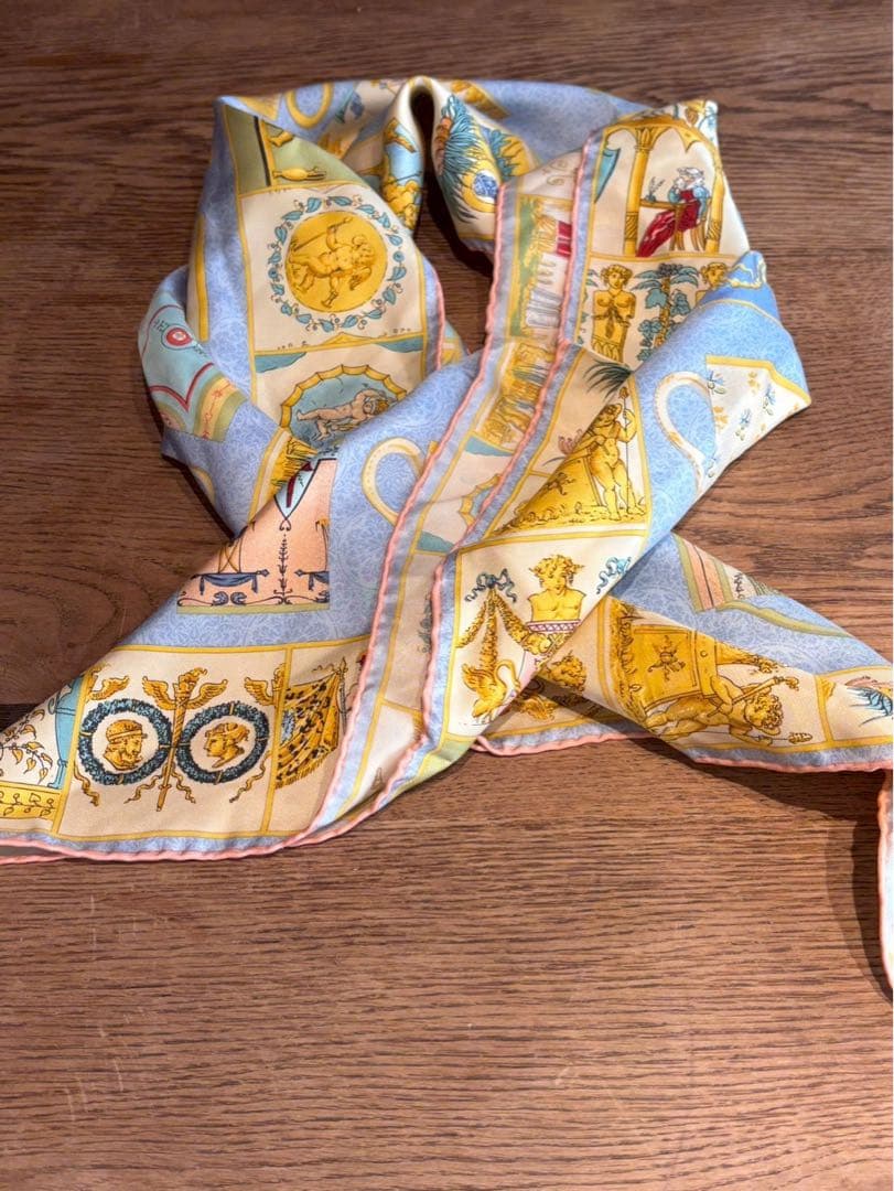 極美品】GUCCI シルクスカーフ 多様なカップデザイン 85✖️85サイズ