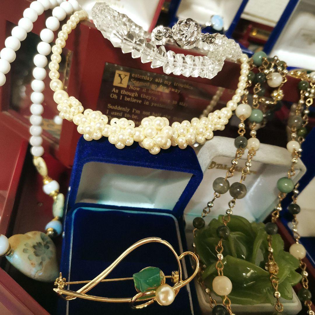 遺品整理 大量アクセサリー 刻印 指輪 金色 翡翠 ネックレス ブローチ