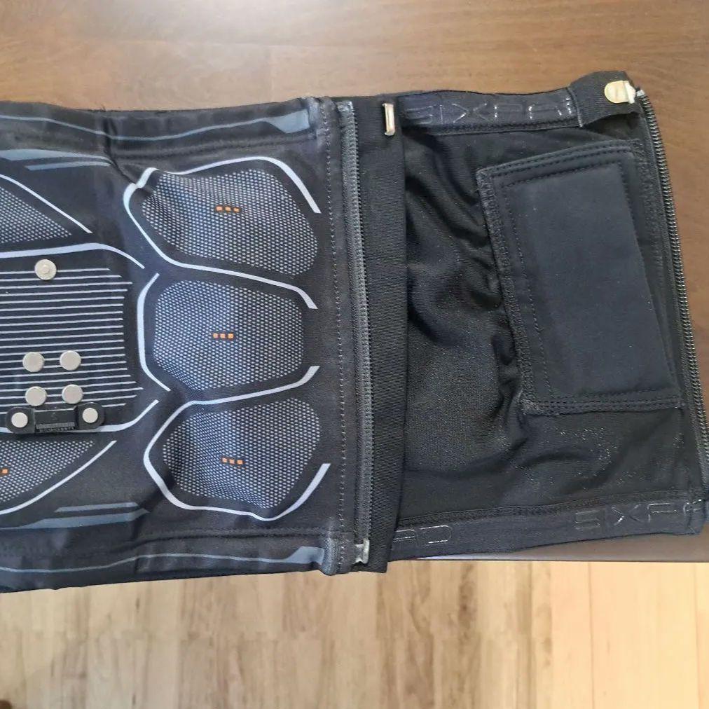 SIXPAD 専用ケース付 LSizeコントローラー、スプレーボトル付き - メルカリ