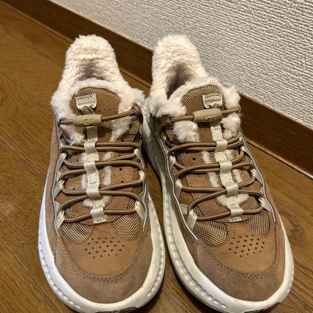 UGG ブラウン スエード ファー付きスニーカー 23センチ - メルカリ