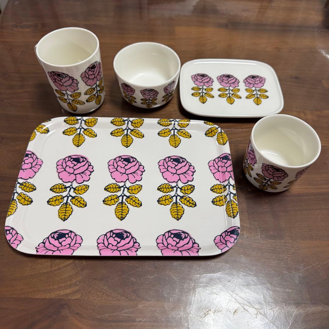 マリメッコ　ヴィヒキルース　ピンク✖️イエロー　5点セット マリメッコ]サフランイエローで彩られたヴィヒキルースのホーム