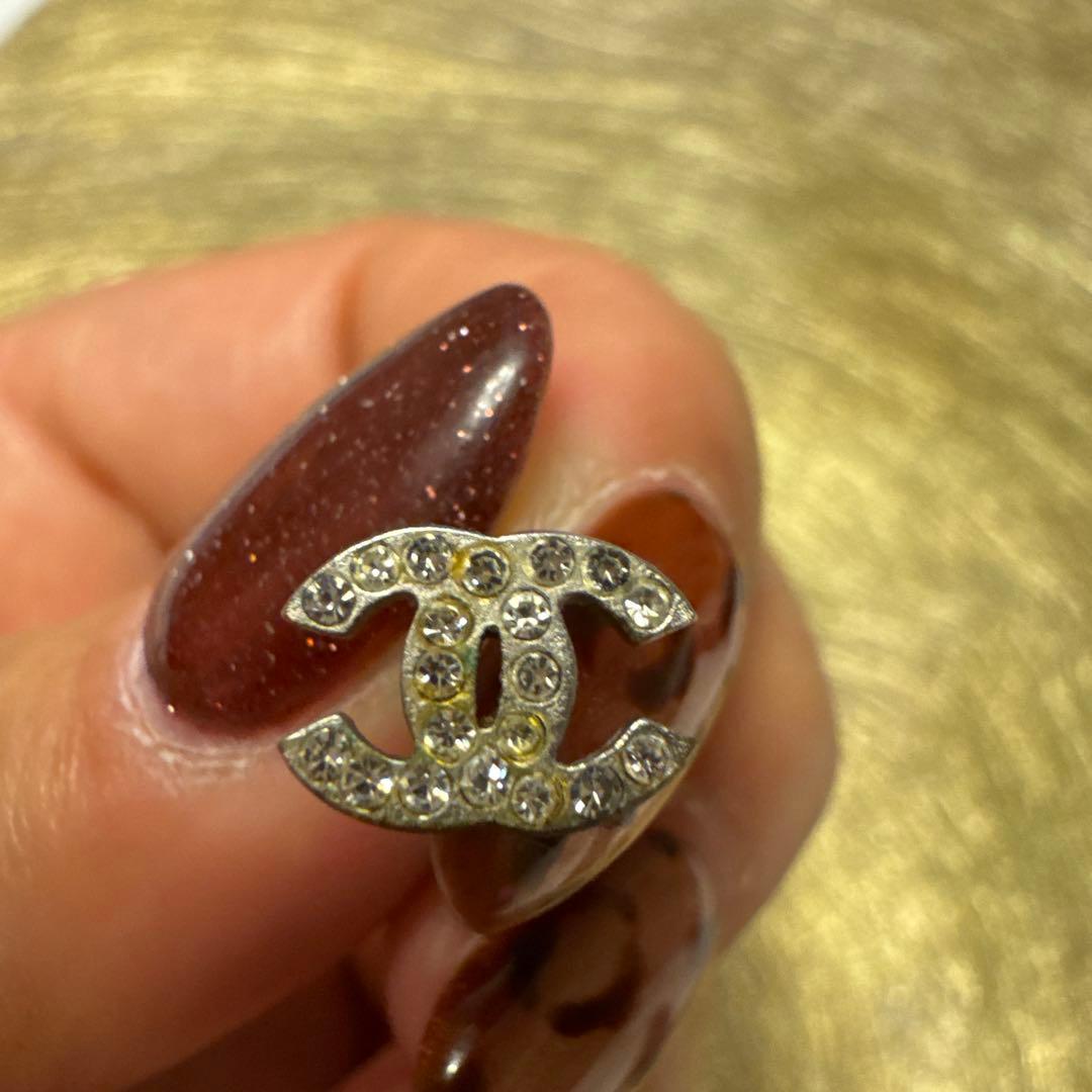 CHANEL シャネル　ロゴデザイン ストーン付きピアス(片耳用) シャネル ロゴ ストーン付きピアス(片耳用) - メルカリ