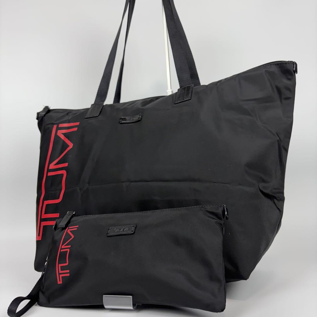 TUMI ジャストインケース トートバッグ ロゴ 肩掛け A4可 ポーチ付 黒 TUMI ジャストインケース トートバッグ ロゴ 肩掛け A4可 ポーチ付 黒