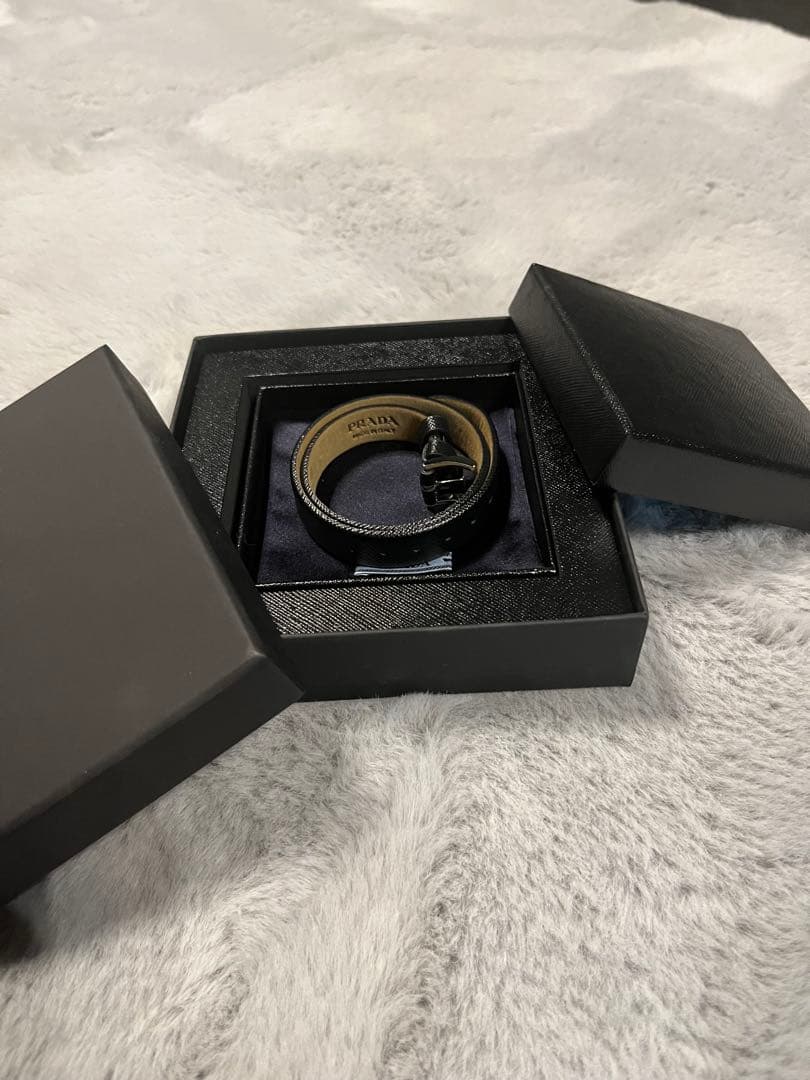 アメックスセンチュリオンカード限定 PRADA ブレスレット型