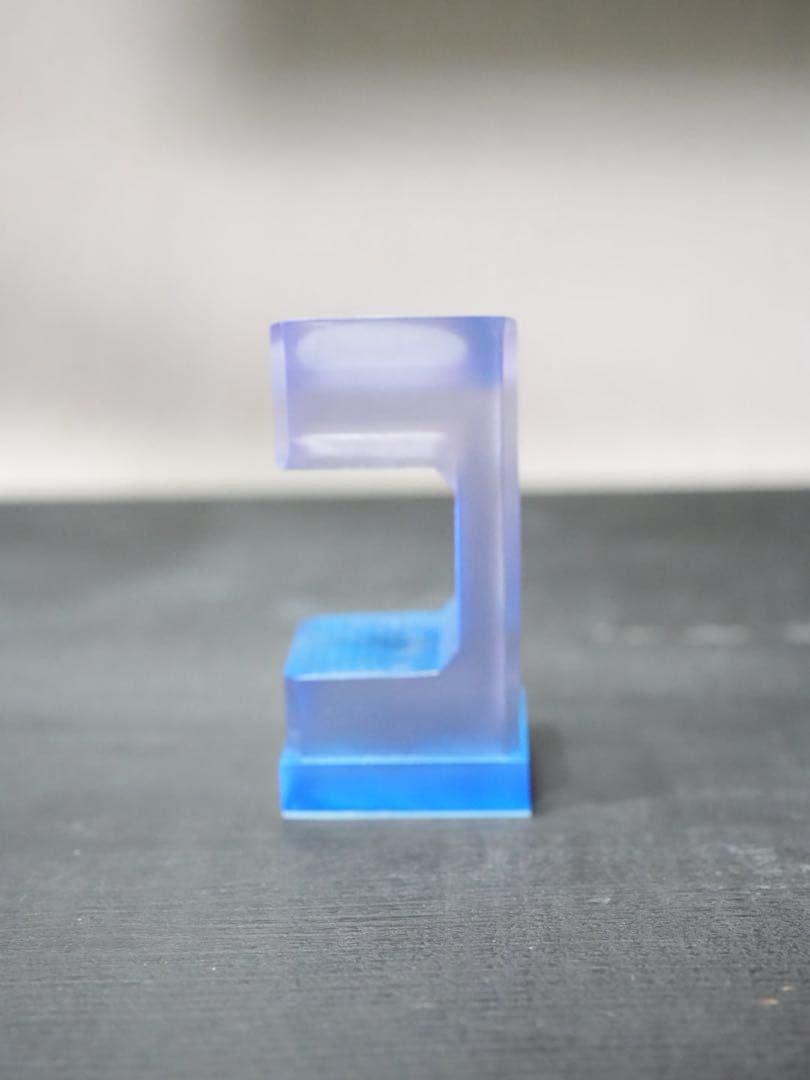 アイスクリアムントル 底面ブルー屈折 腕時計スタンド - メルカリ