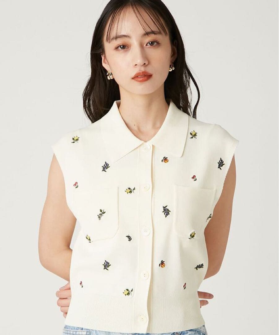 FRAY I.D フルーツ刺繍ポロカラーノースリニットジレ フルーツ刺繍ポロカラーノースリニットジレ／接触冷感(ニット