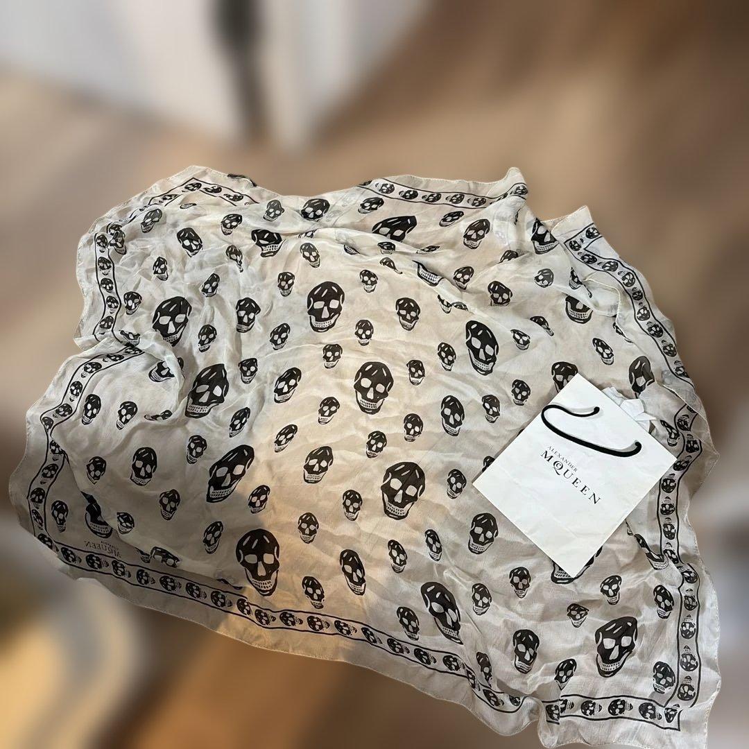 アレキサンダーマックイーンシルクスカル総柄大判スカーフバンダナ Alexander McQueen（アレキサンダーマックイーン） 大判 シルクスカル