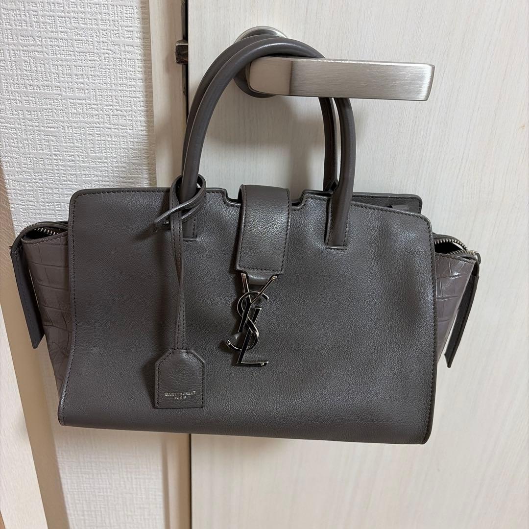 バッグ　グレー　イブサンローラン　ダウンタウンカバス バッグ グレー イブサンローラン ダウンタウンカバス - メルカリ