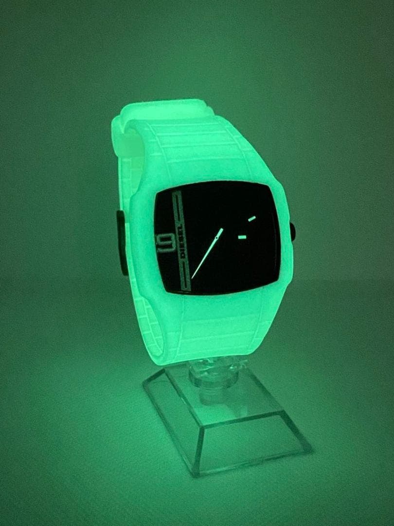 希少 蓄光】DIESEL DZ1387 スクエア 光るラバーベルト 稼働 - メルカリ