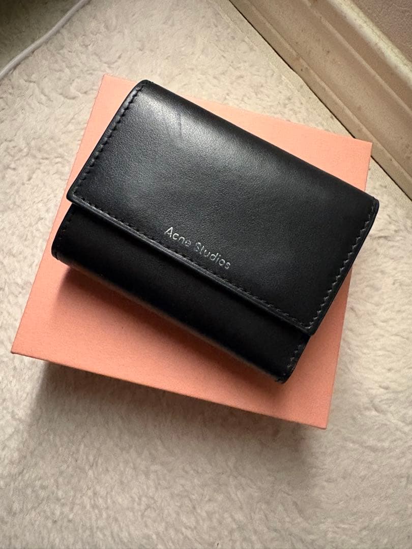 Acne Studios ブラック三つ折り財布 Acne Studios - 3つ折りレザーウォレット - ブラック