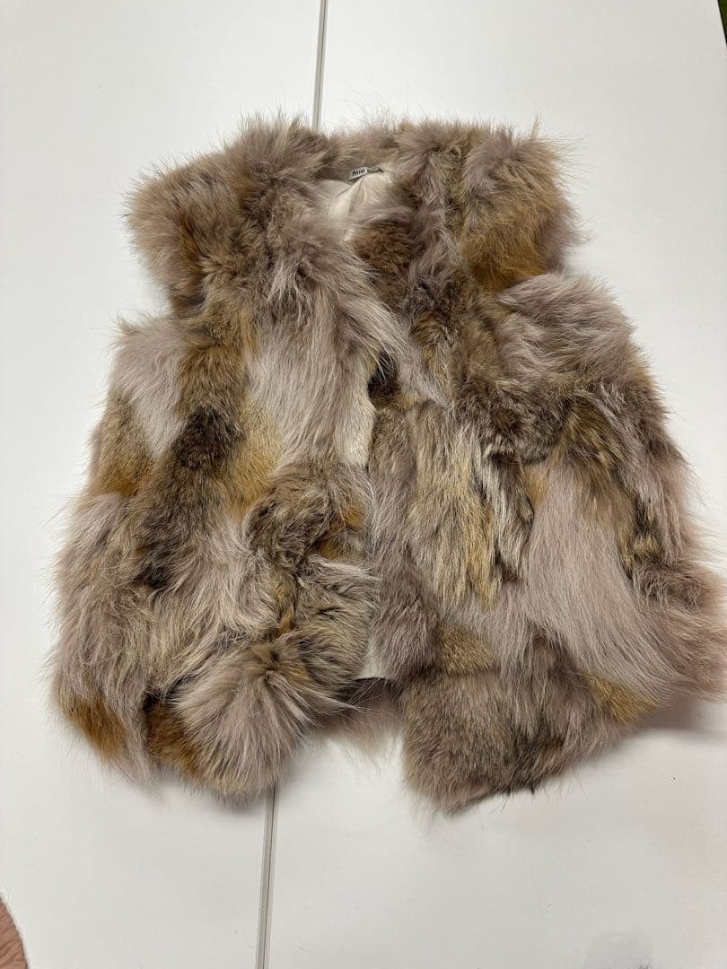 ミュウミュウ　マルチカラーファーベスト ノースリーブ ミュウミュウ マルチカラーファーベスト ノースリーブ - メルカリ