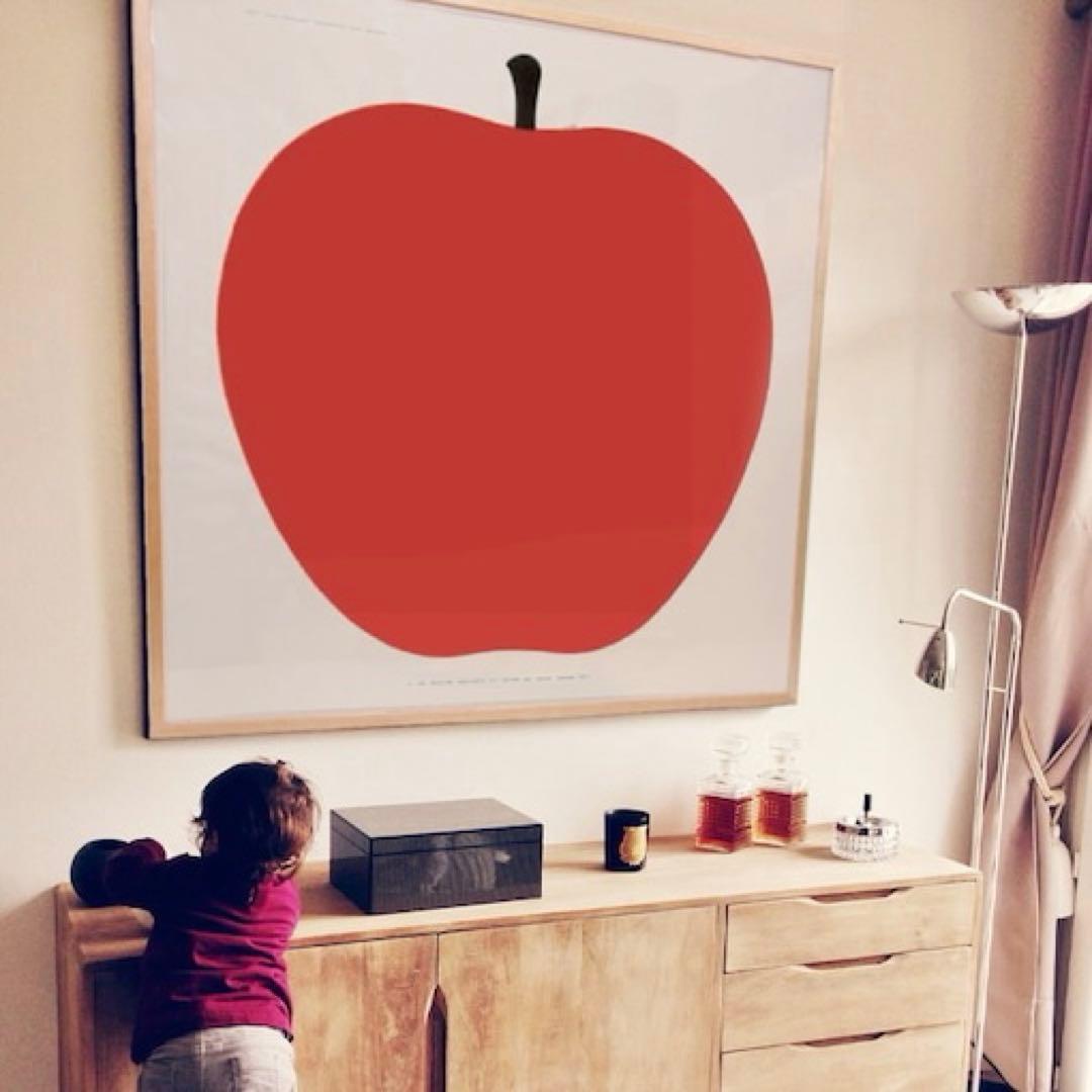 EnzoMari エンツォ・マーリ 赤いリンゴのアート 特大ポスターフレーム UNO, LA MELA/エンツォ・マーリ【Enzo Mari】ポスター | アトリエ