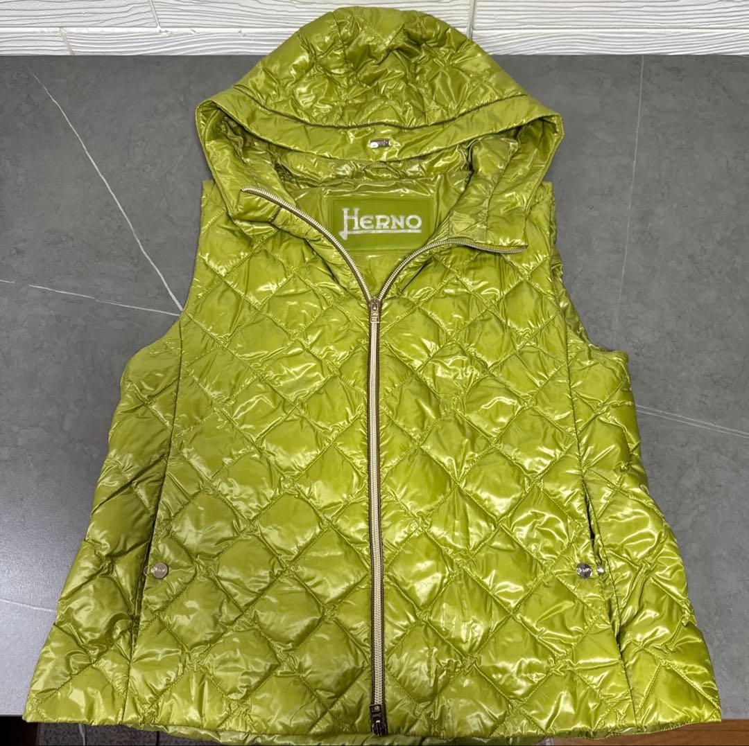 美品　HERNO ヘルノ　キルティング　ダウンベスト サイズ42 グリーン系 栄】【HERNO】ヘルノ ダウンベスト カーキ グリーン系 サイズ42