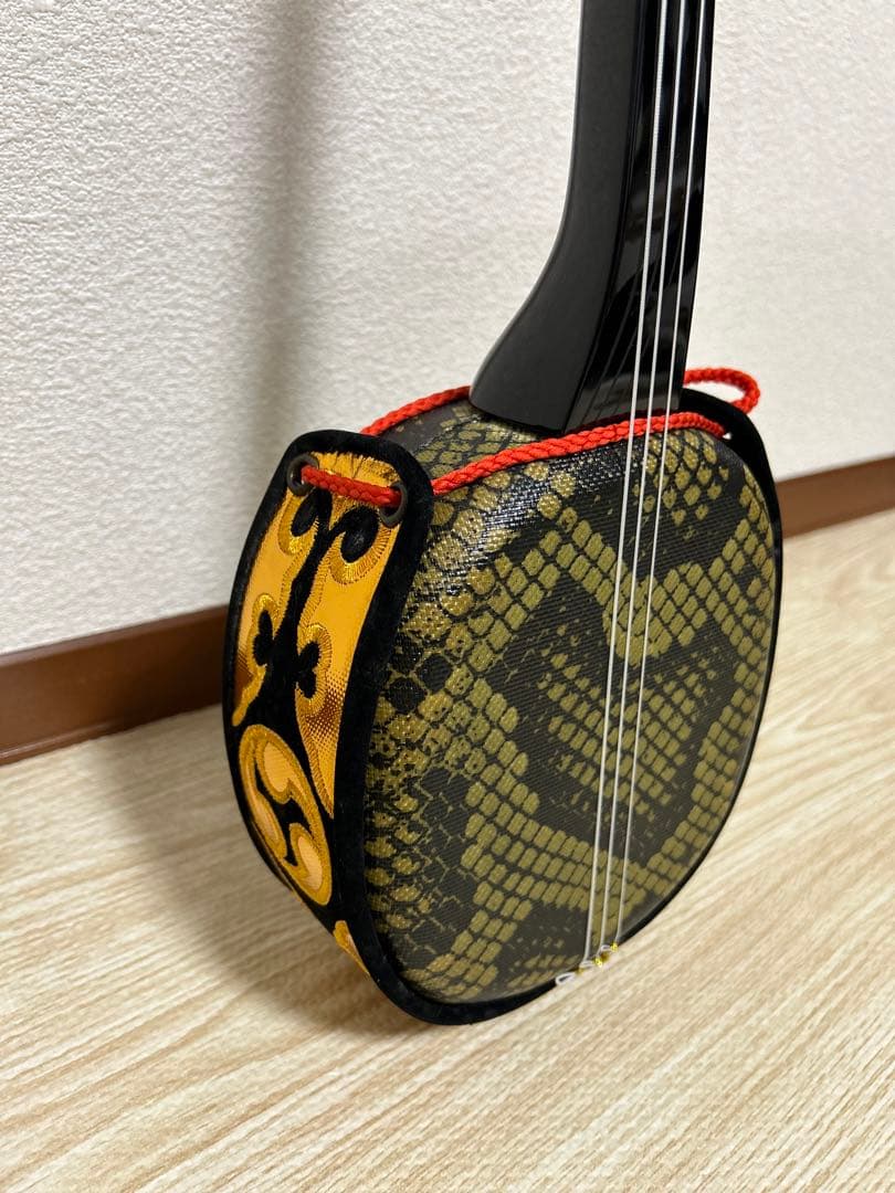 美品】沖縄三線 人工皮 フィンガーピック・KORG(コルグ)チューナー付き