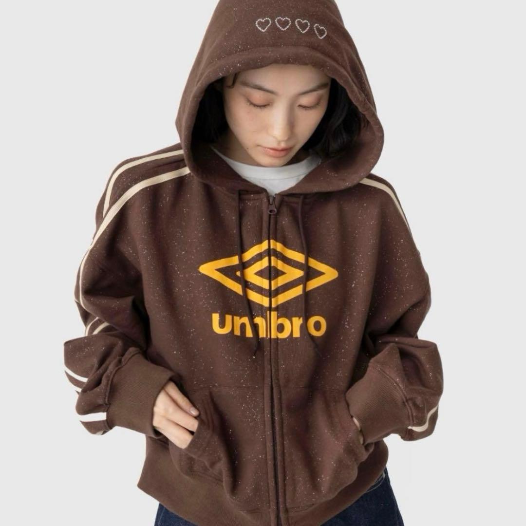 最終値下げ！UMBRO × Casselini ロゴジップパーカー ブラウン Casselini(キャセリーニ) 【UMBRO× Casselini】ロゴジップパーカー