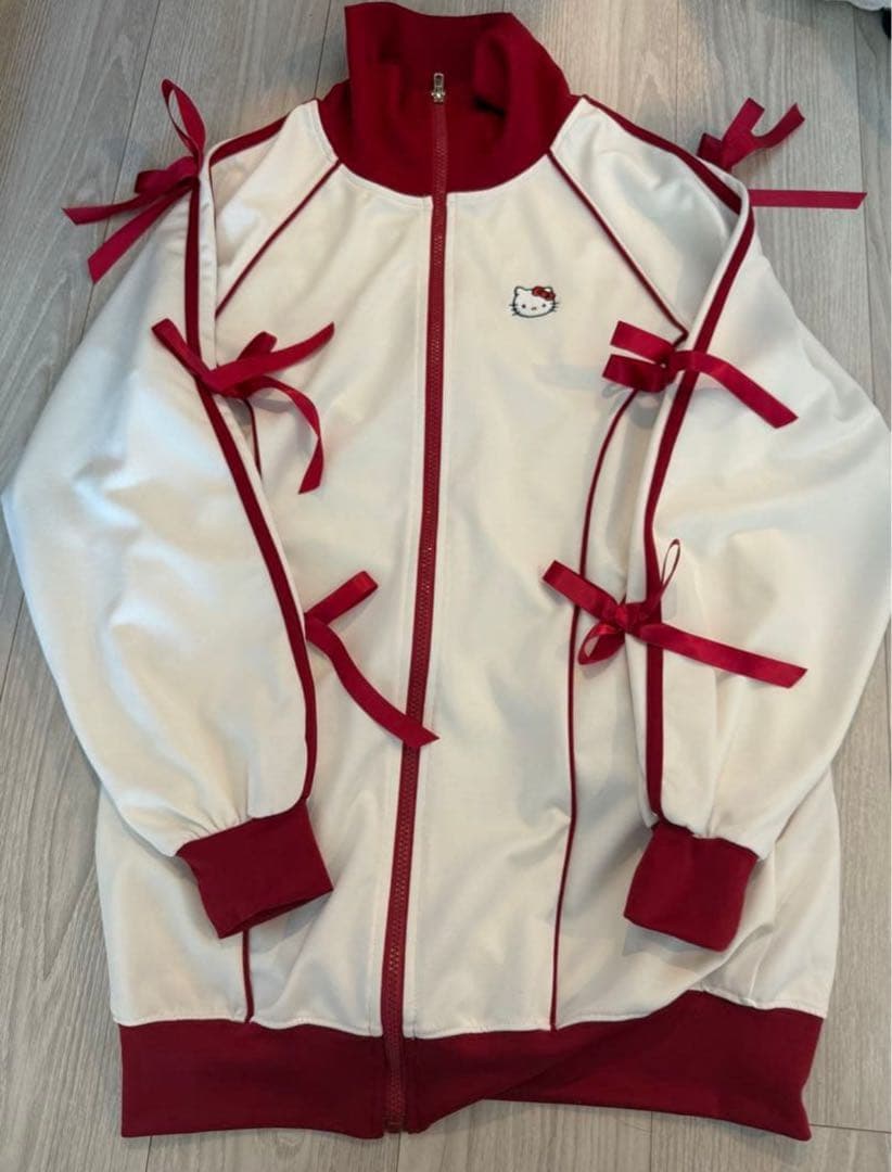 ハローキティ リボン ジャージ　スリーブリボンZIPミニワンピース　渋谷109 渋谷ギャル”を彷彿とさせるウェアや小物など 「スピンズ」がハロー