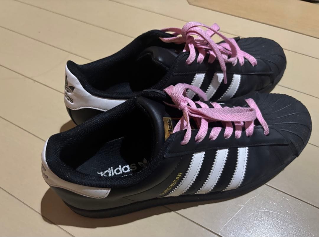 adidas Superstar 黒/白 ピンク靴紐 - メルカリ