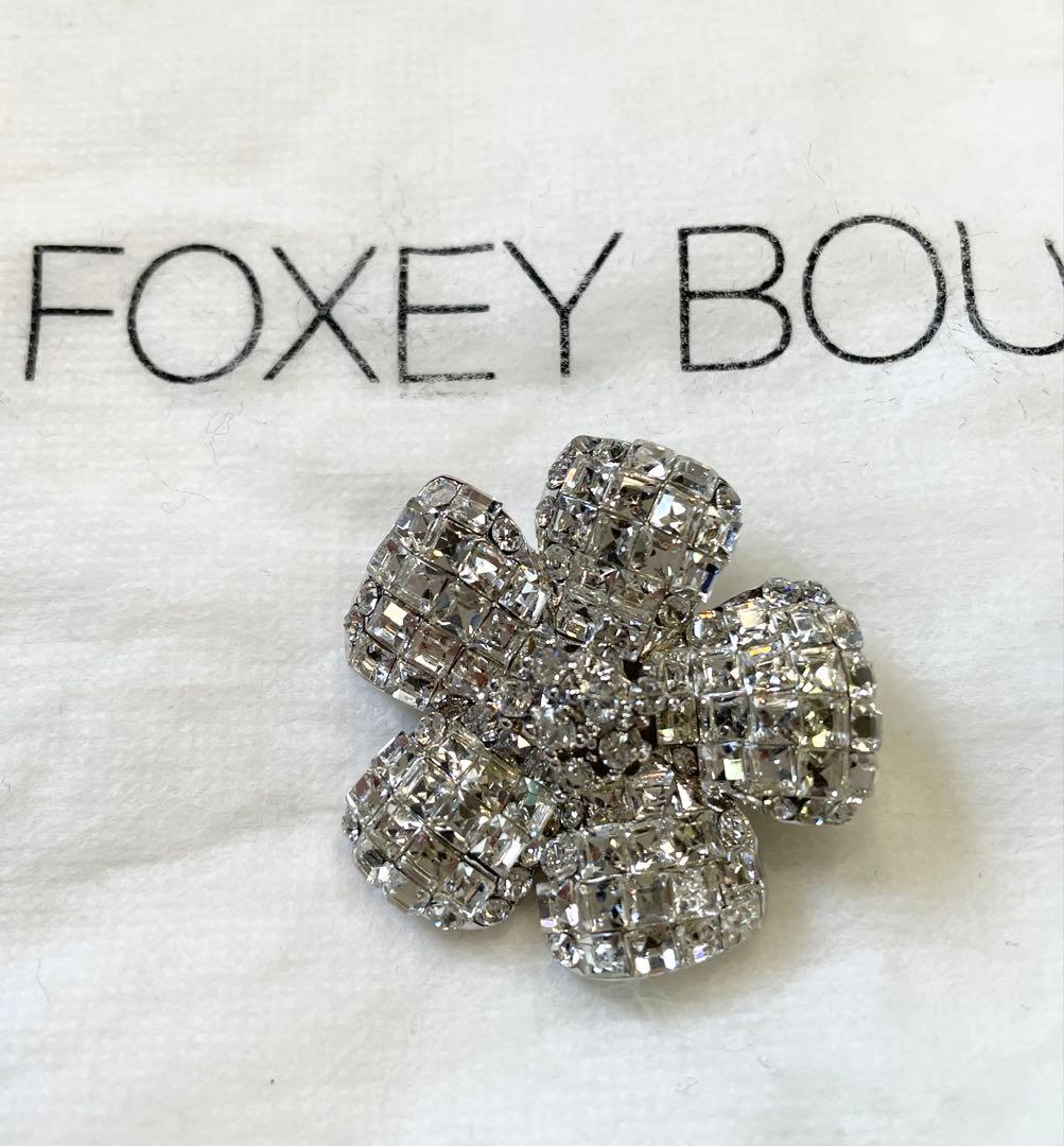 美品【FOXEYフォクシー】ブローチ クリア 定番 名品】美品 FOXEY フォクシー フラワーブローチ クリアカラー FLEUR