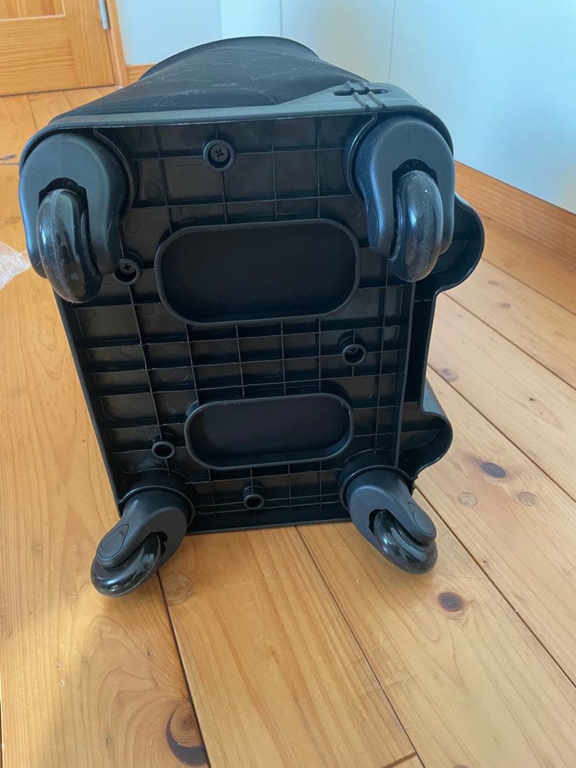 新品未使用・定価の半額】ブラック 花柄ストライプ キャリーケース