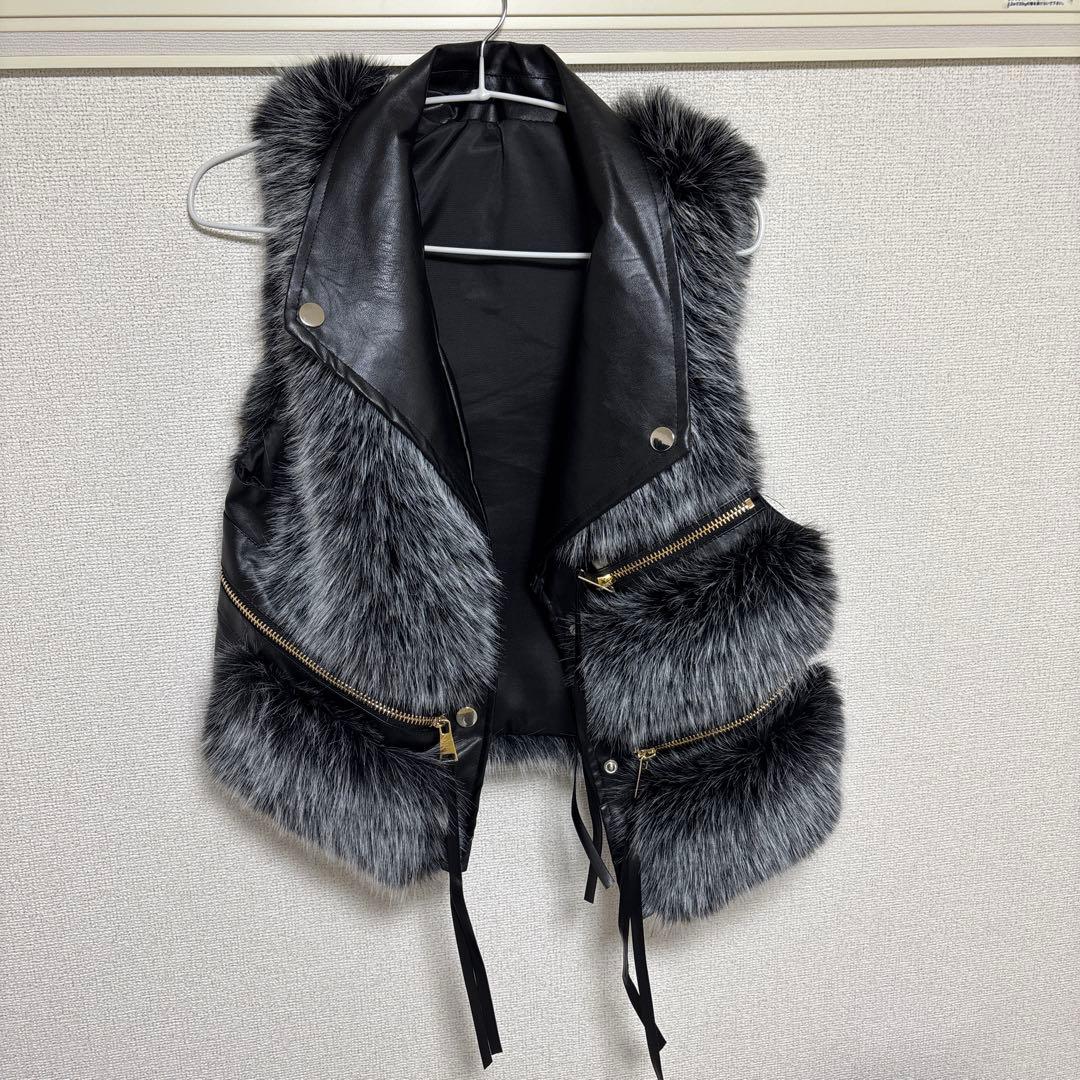 ANDREA&Co. 新品未使用 フェイクファーライダースベスト グレー - メルカリ