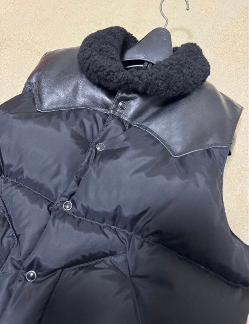 Rocky Mountain × BEAMS リアルムートン襟 ダウンベスト 黒 - メルカリ