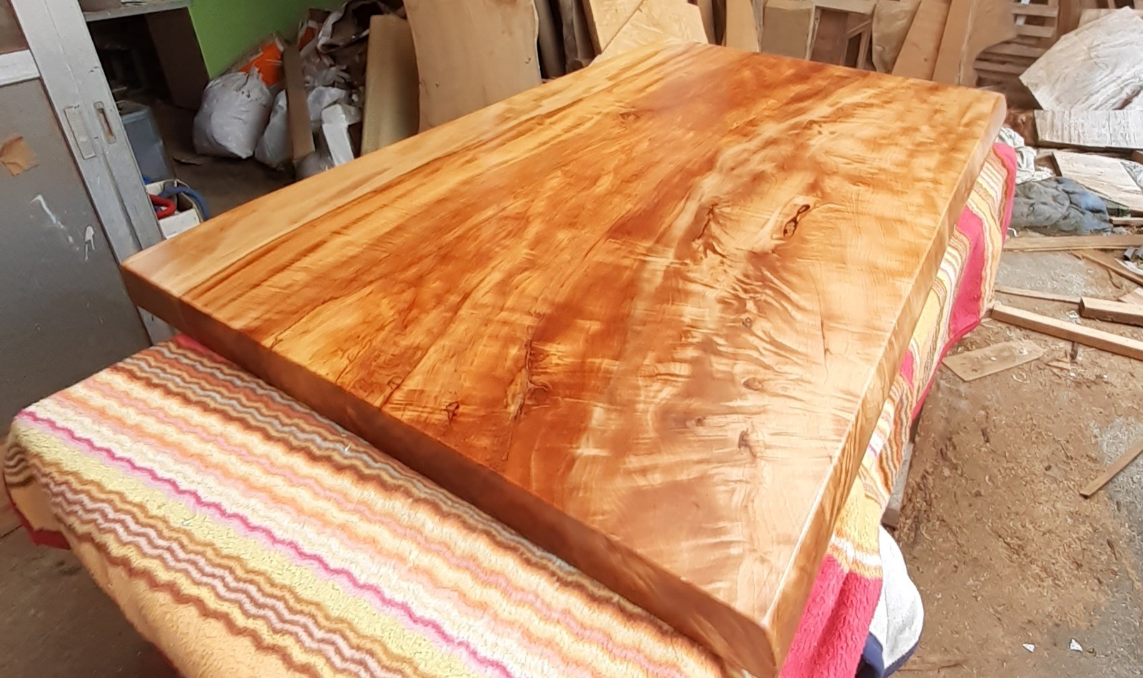 栃 ダイニングテーブル 最高級 杢 一枚板 - ONEDARI'S GALLERY | minne