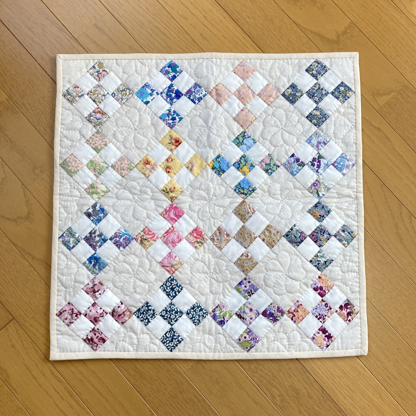 124 ナインパッチのパッチワークタペストリー パッチワークキルト