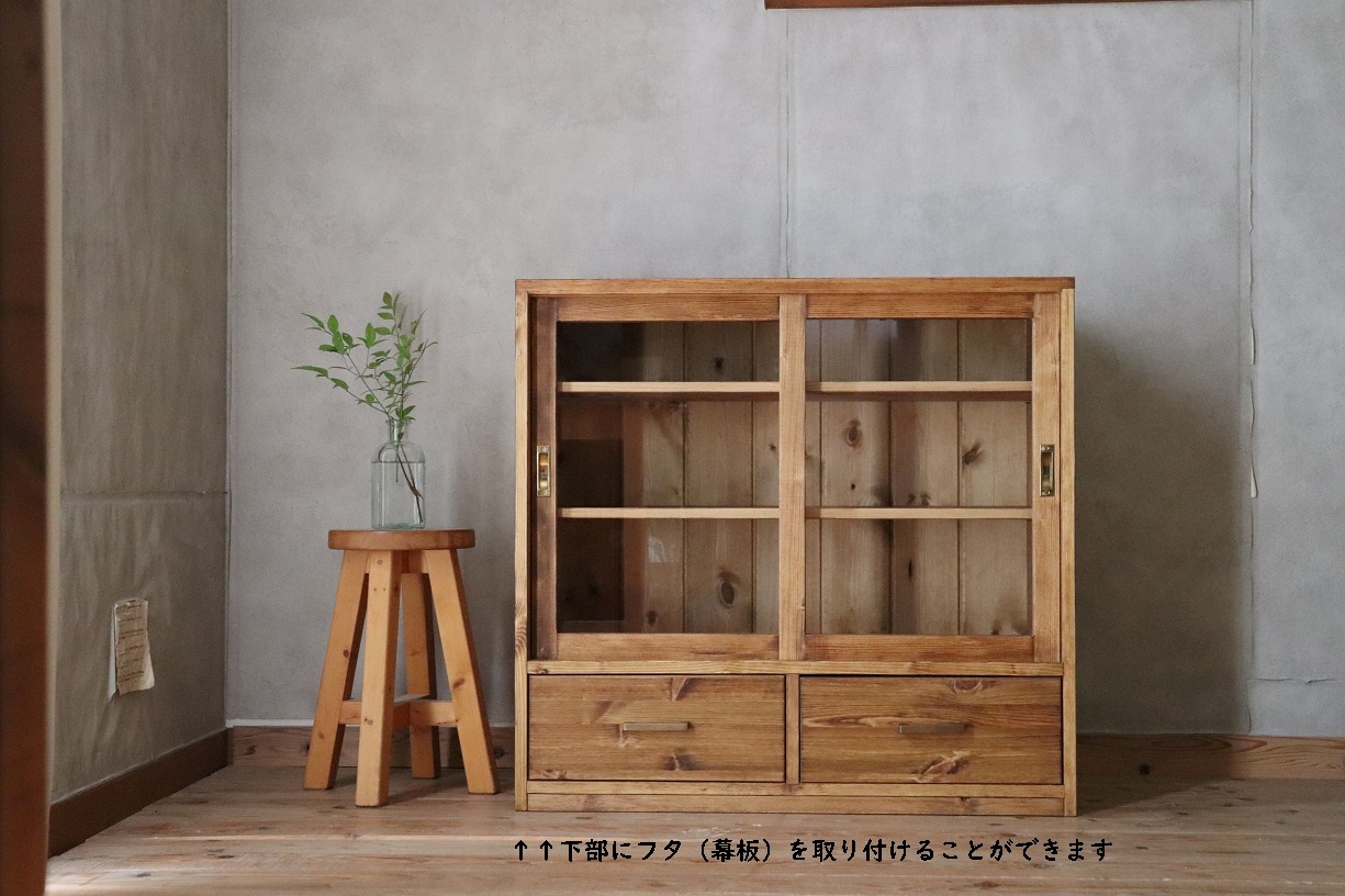 Ⅿｻｲｽﾞ、レトロな雰囲気ガラス引き戸の棚。引き戸の食器棚。昭和レトロ