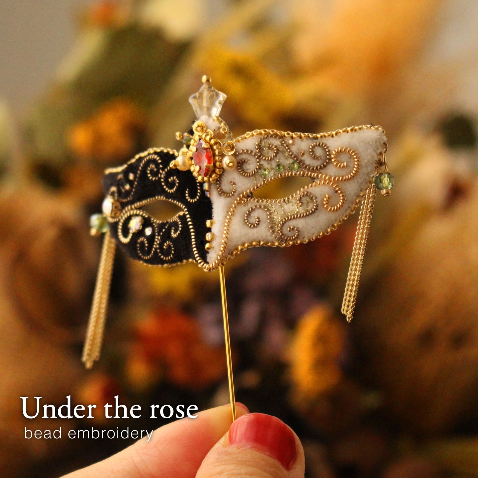 ビーズ刺繍の仮面のブローチNo.38『コロンビーナ』 - Under the rose