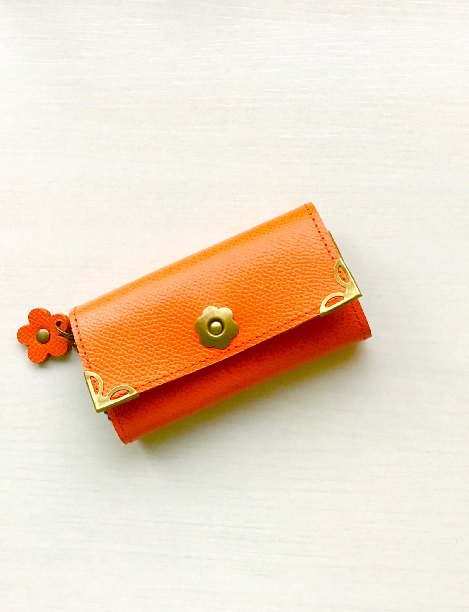 オレンジのシュリンクレザーキーケース・コーナー金具付き・受注販売