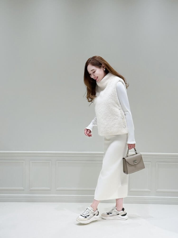 休日カジュアルを格上げ♡オールホワイト×スニーカーで叶える大人の