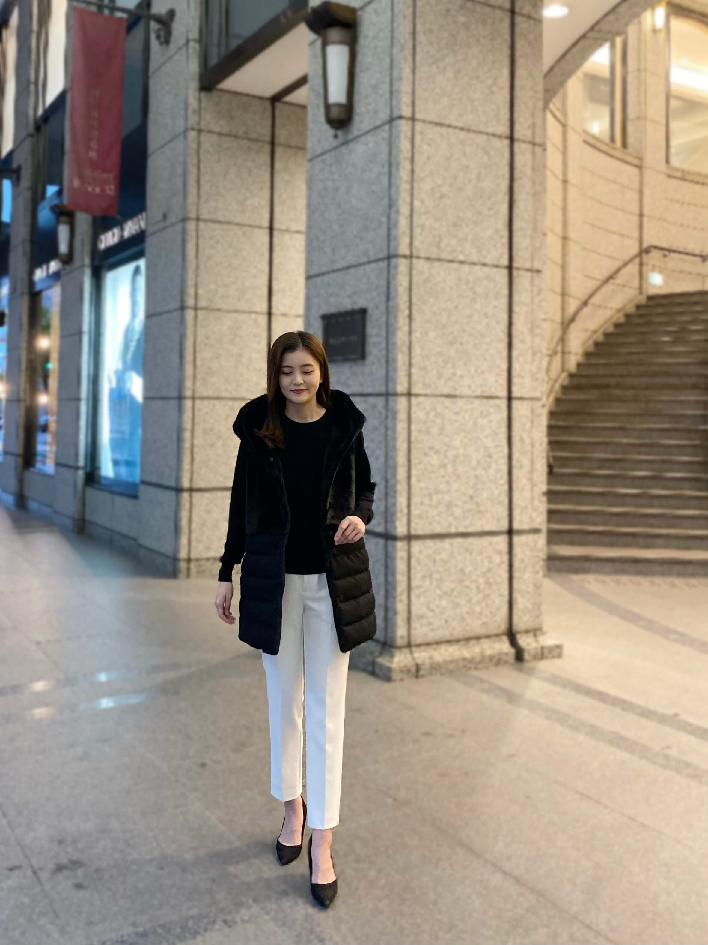 お洒落見えが叶う！エコムートンダウンベストでエレガントなモノトーン