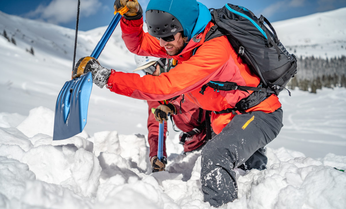 バックカントリーで最強のショベルを探す ｜ 選び方のポイント