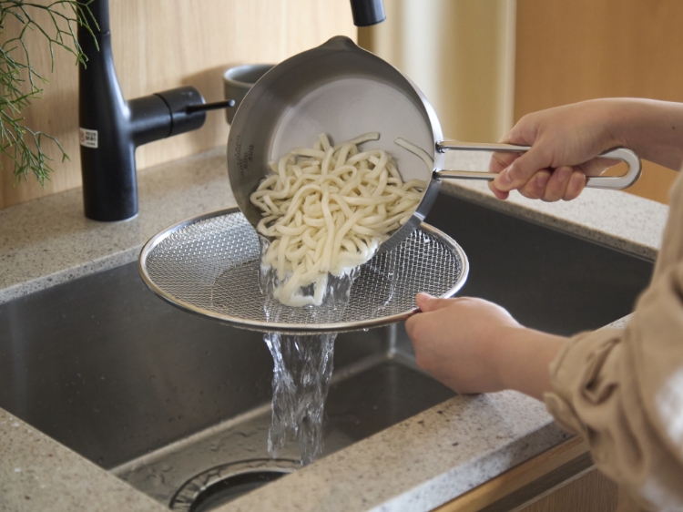 Three Snow 新越ワークス/ざる屋のステンレス盆ざる 大（27cm） -平ら