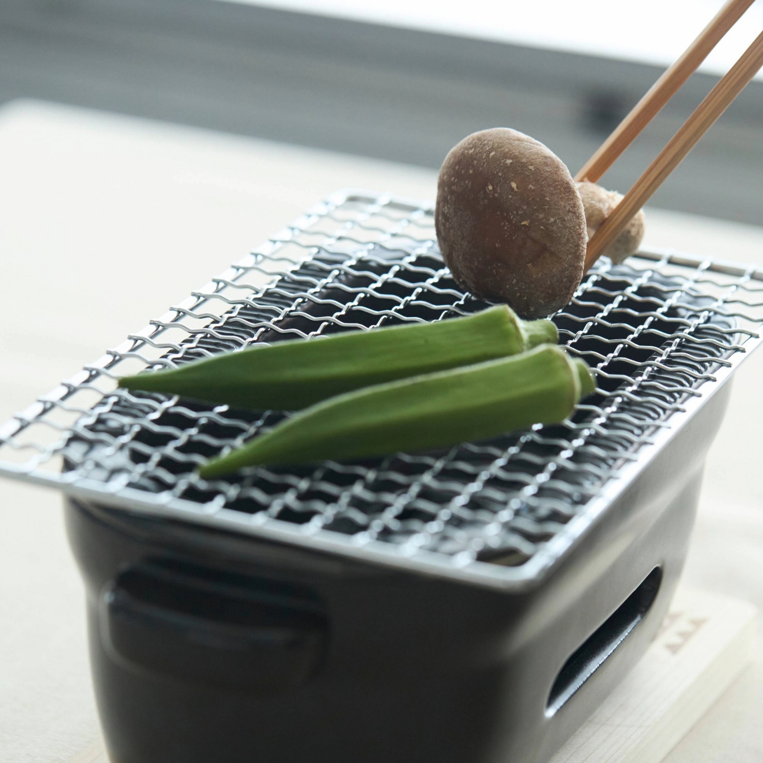 かもしか道具店/陶の炭火コンロ 角 -少ない煙で炭火焼きができる、耐熱