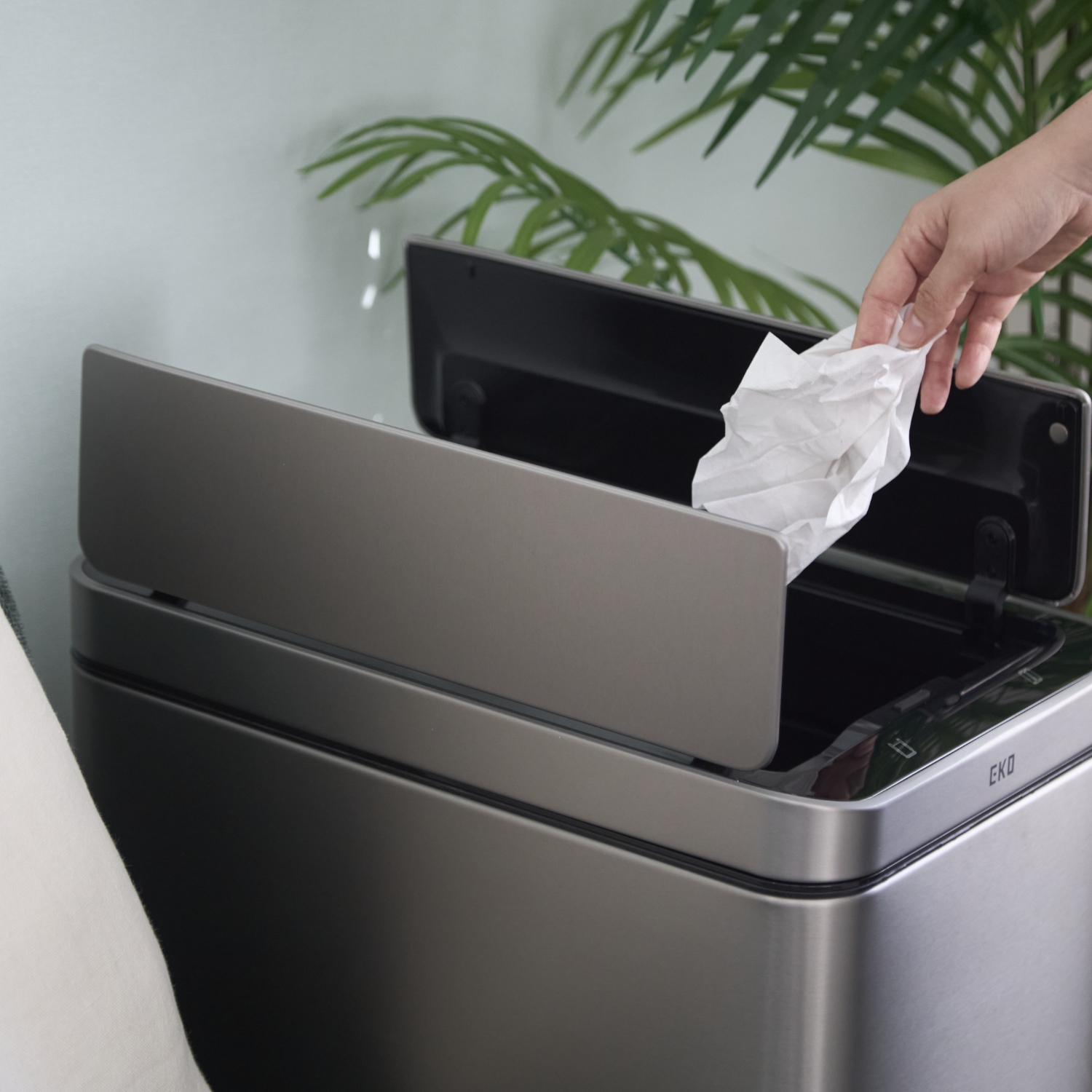 EKO/エックスウィング センサービン45L -自動開閉するから、両手が