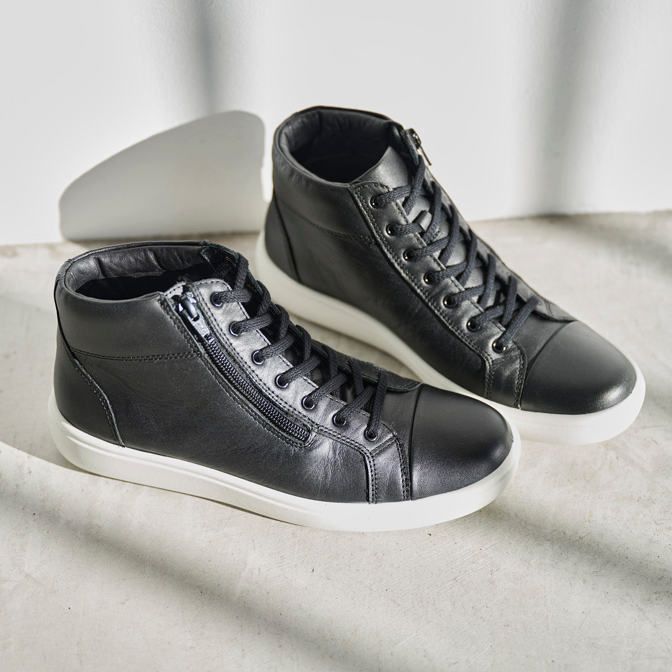 アキレス・ソルボ N 518 黒｜ミニマル レザーハイカットスニーカー
