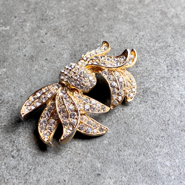 1960's USA ヴィンテージパヴェラインストーンのリボンブローチ