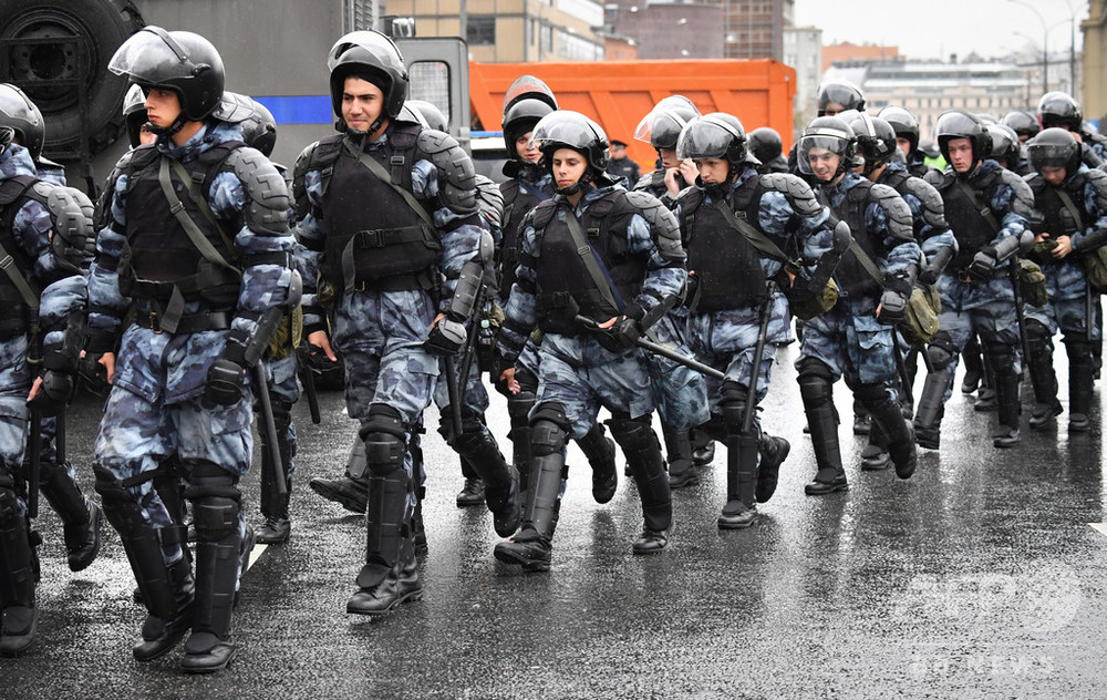 ロシア機動隊がデモで女性殴打、映像拡散受け内務省が捜査 写真1枚