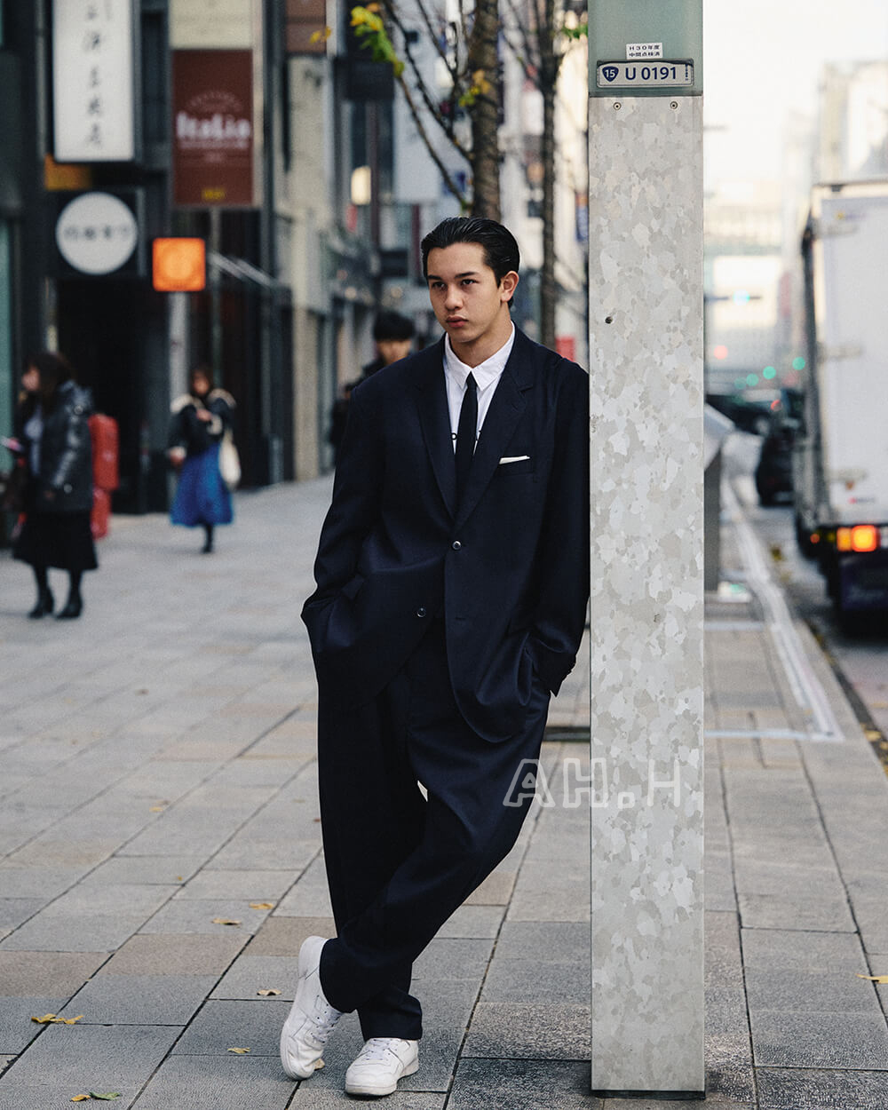 気になる服とか人とか。Vol.58 濃紺のセットアップを着たくなって