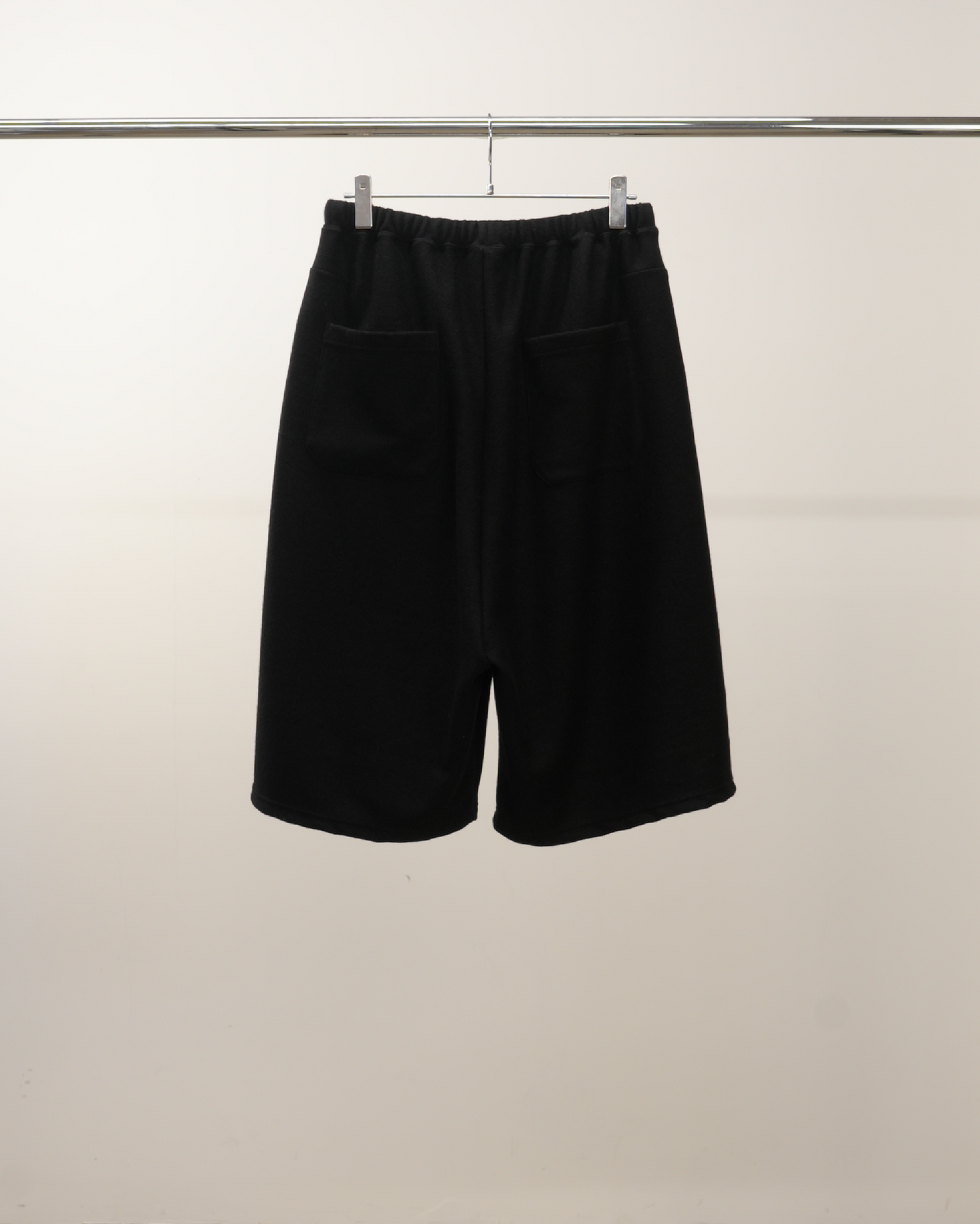 WOOL 3/4 TUCK SWEAT SHORTS(BLACK) – ANCELLM