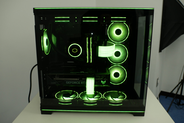 ASCII.jp：LianLiのケースにファン10基！ 超映えるが組立はかなり面倒