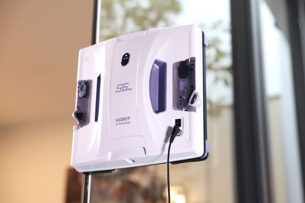 ASCII.jp：振動モップ機能搭載の窓掃除ロボット「HOBOT-S6 Pro」発売
