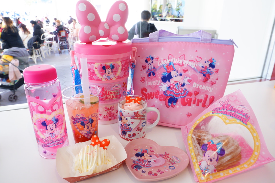 ミニーのファンダーランド」スーベニア付きメニューを大人買い