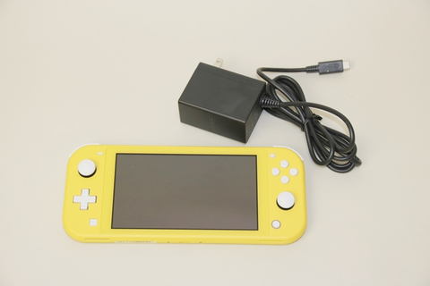 小さい！ 軽い！ 十字ボタン！ Nintendo Switch Liteの手触りを写真で