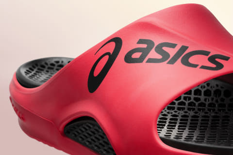 アシックス、“リラックス”を追求したサンダル 3Dプリント格子構造