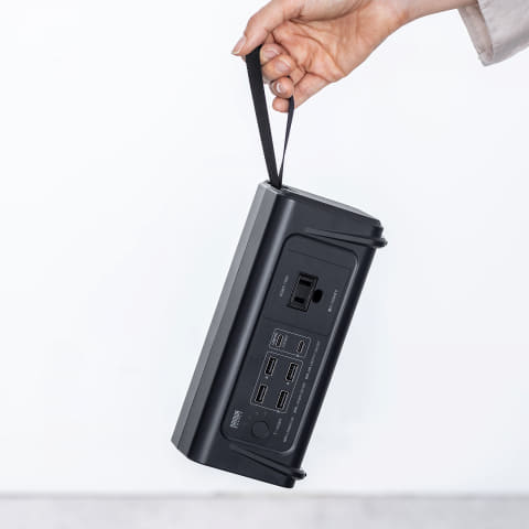 容量30000mAhでAC出力も可能、片手で持てるポータブル電源「700-BTL053