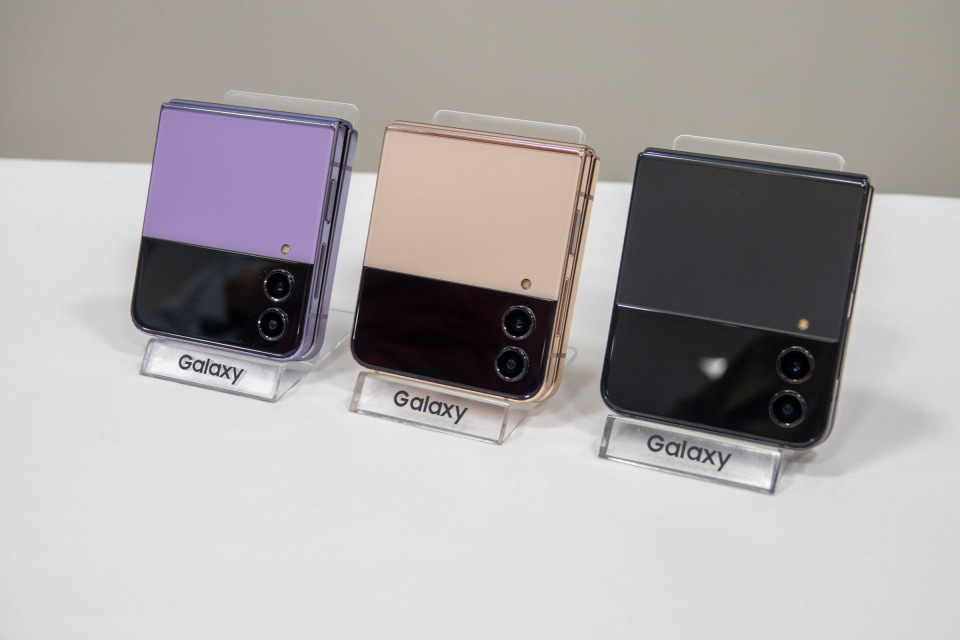 コンパクトな折りたたみスマホ「Galaxy Z Flip4」、日本で9月29日発売