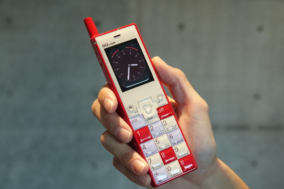 初代INFOBAR」を再現したApple Watchケース、5月17日に数量限定発売